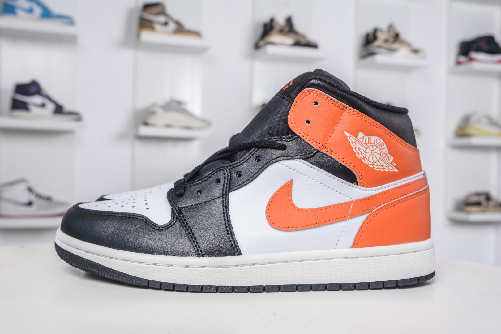 Air Jordan AJ1 Mid 中帮 黑橙扣碎 DQ8426-801 Air Jordan AJ1 Mid 中帮 黑橙扣碎 DQ8426-801