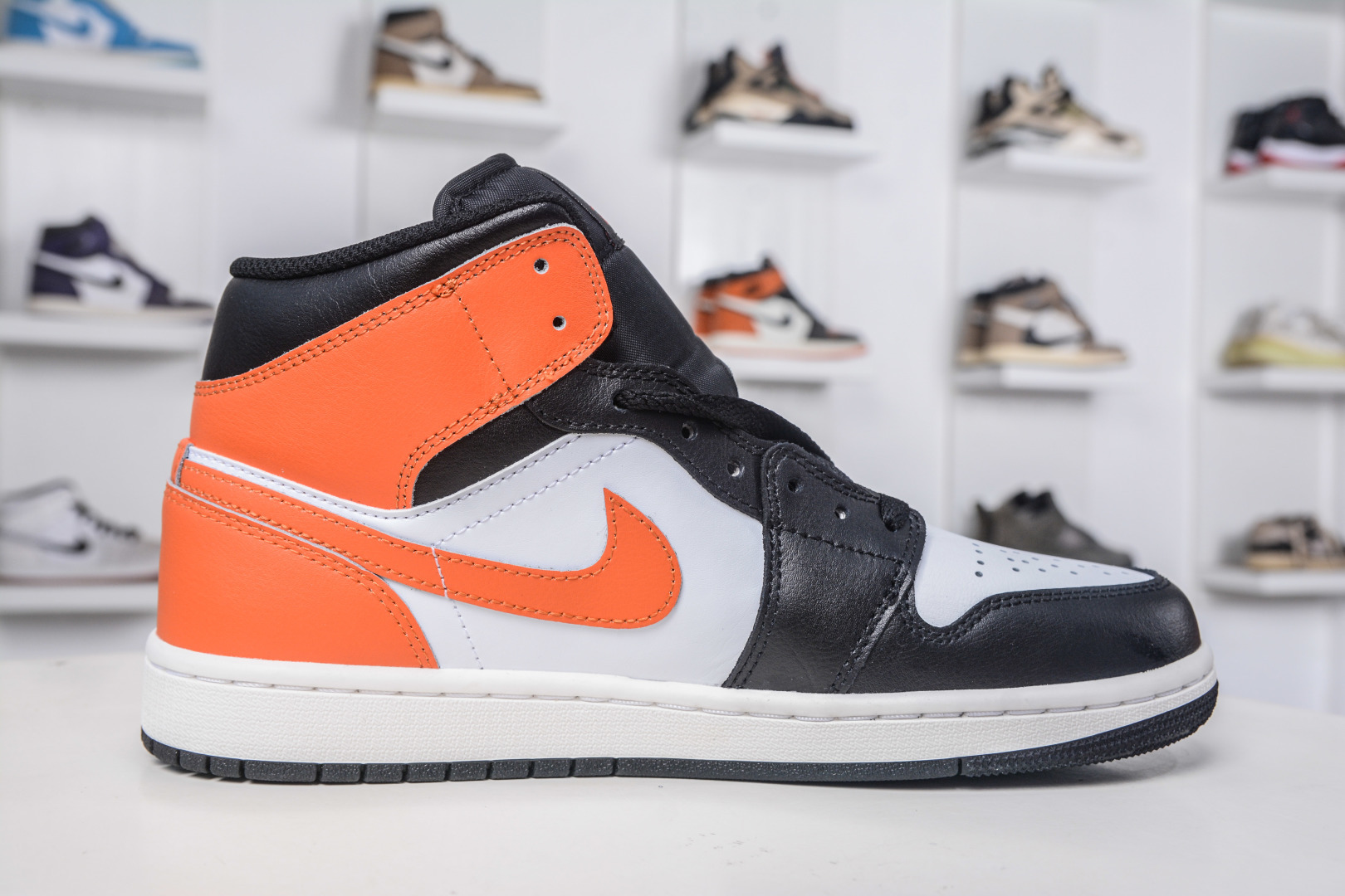 Air Jordan AJ1 Mid 中帮 黑橙扣碎 DQ8426-801 Air Jordan AJ1 Mid 中帮 黑橙扣碎 DQ8426-801