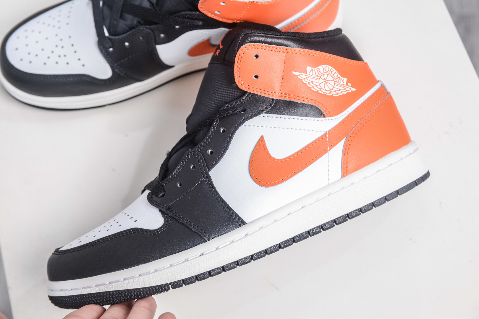 Air Jordan AJ1 Mid 中帮 黑橙扣碎 DQ8426-801 Air Jordan AJ1 Mid 中帮 黑橙扣碎 DQ8426-801