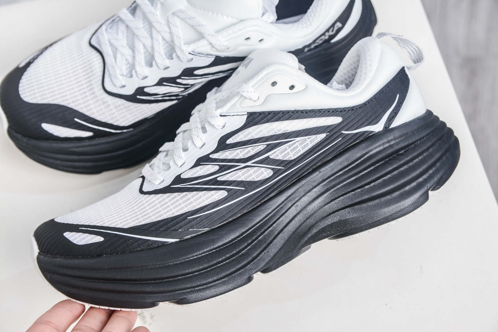 180 X版纯原HOKA ONE ONE Bondi 8 TS CAGED 轻量低帮户外越野跑鞋 1155391/FLCK