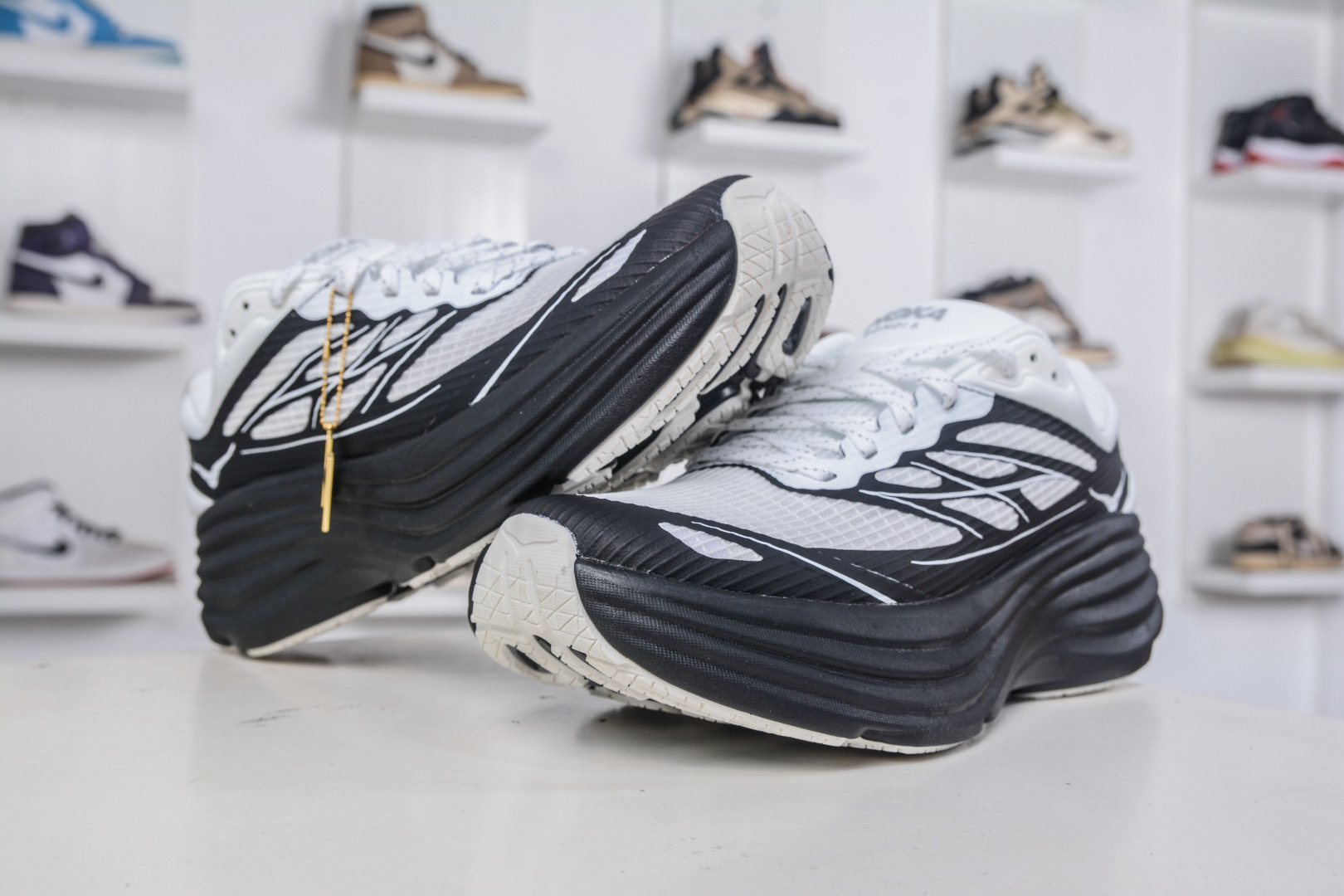 180 X版纯原HOKA ONE ONE Bondi 8 TS CAGED 轻量低帮户外越野跑鞋 1155391/FLCK