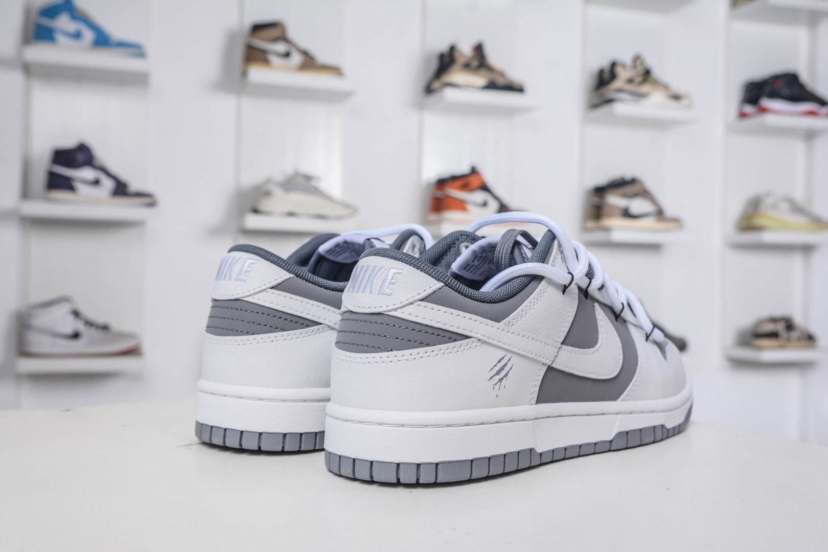 Nike Dunk Low 封狼居胥 白灰 当白与灰化作鞋身主调 WG0528-111 Nike Dunk Low 封狼居胥 白灰 当白与灰化作鞋身主调 WG0528-111