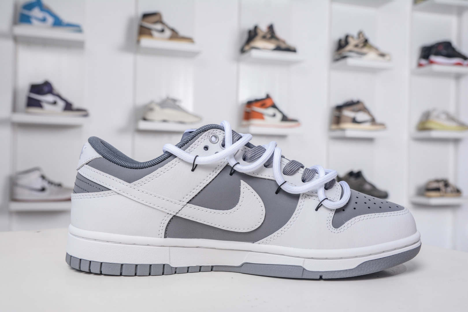 Nike Dunk Low 封狼居胥 白灰 当白与灰化作鞋身主调 WG0528-111 Nike Dunk Low 封狼居胥 白灰 当白与灰化作鞋身主调 WG0528-111