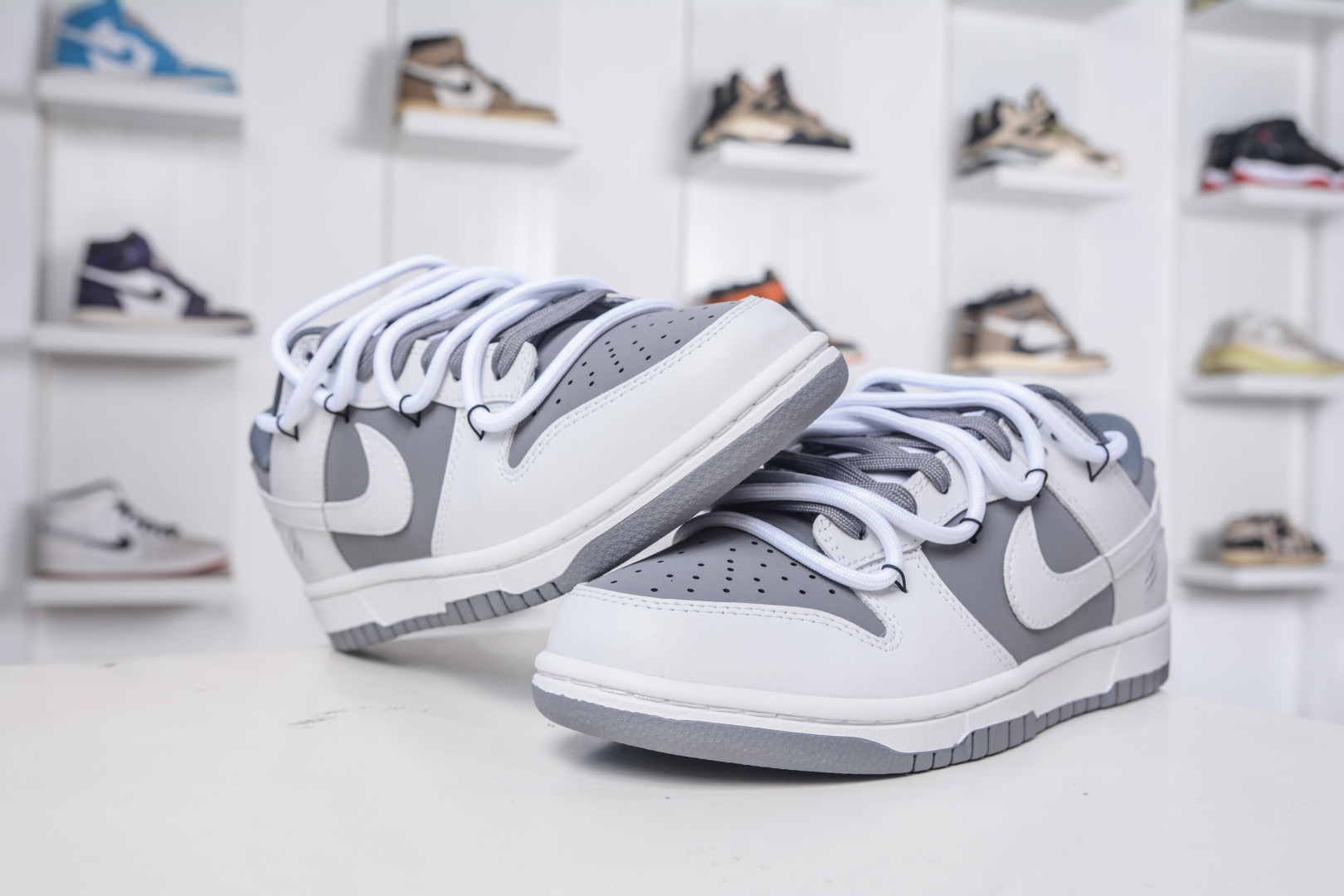 Nike Dunk Low 封狼居胥 白灰 当白与灰化作鞋身主调 WG0528-111 Nike Dunk Low 封狼居胥 白灰 当白与灰化作鞋身主调 WG0528-111