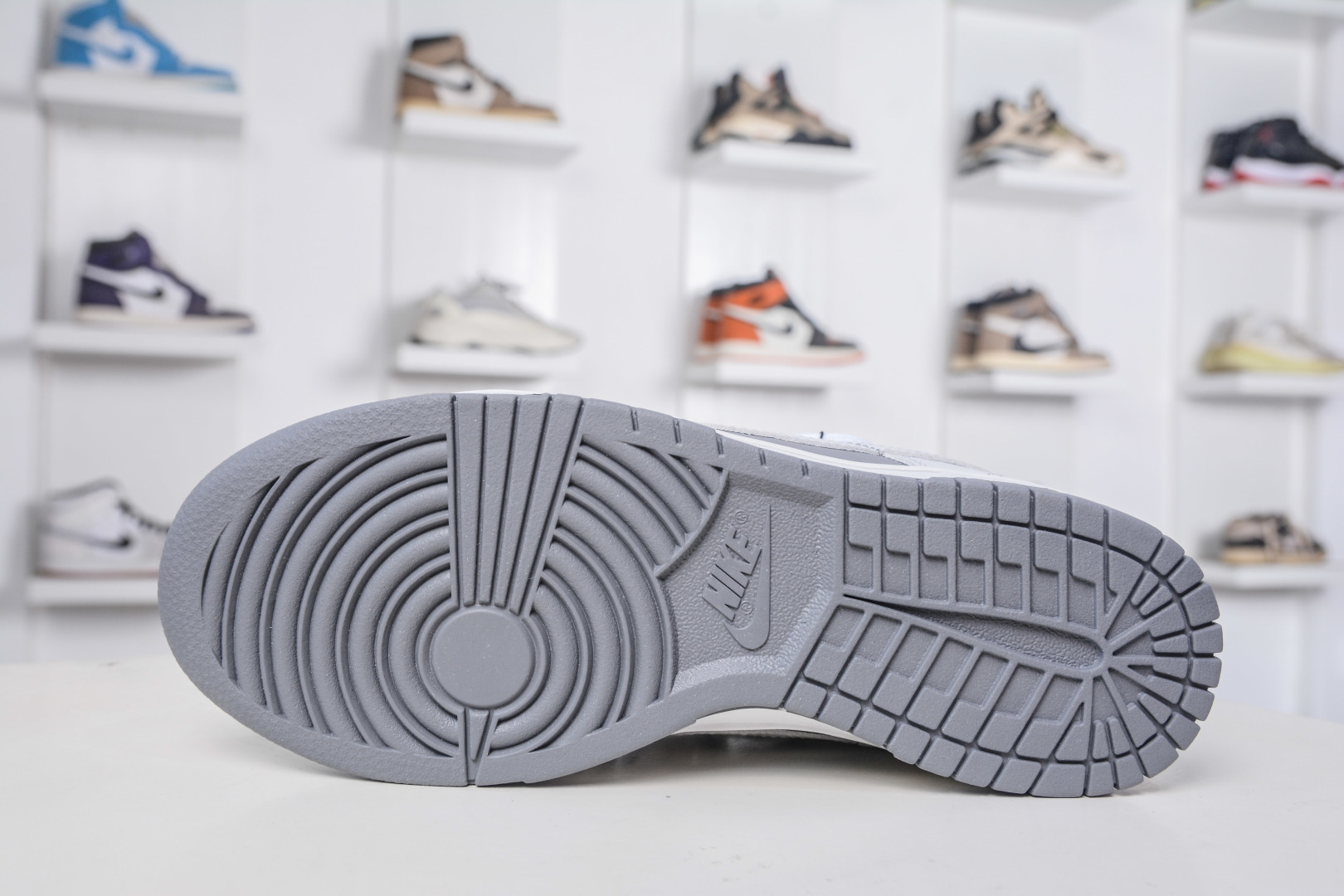 Nike Dunk Low 封狼居胥 白灰 当白与灰化作鞋身主调 WG0528-111 Nike Dunk Low 封狼居胥 白灰 当白与灰化作鞋身主调 WG0528-111