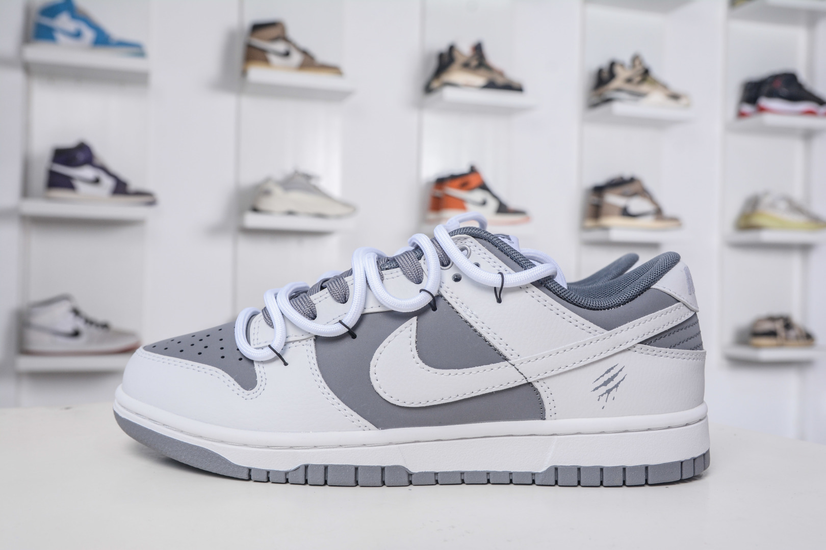Nike Dunk Low 封狼居胥 白灰 当白与灰化作鞋身主调 WG0528-111 Nike Dunk Low 封狼居胥 白灰 当白与灰化作鞋身主调 WG0528-111