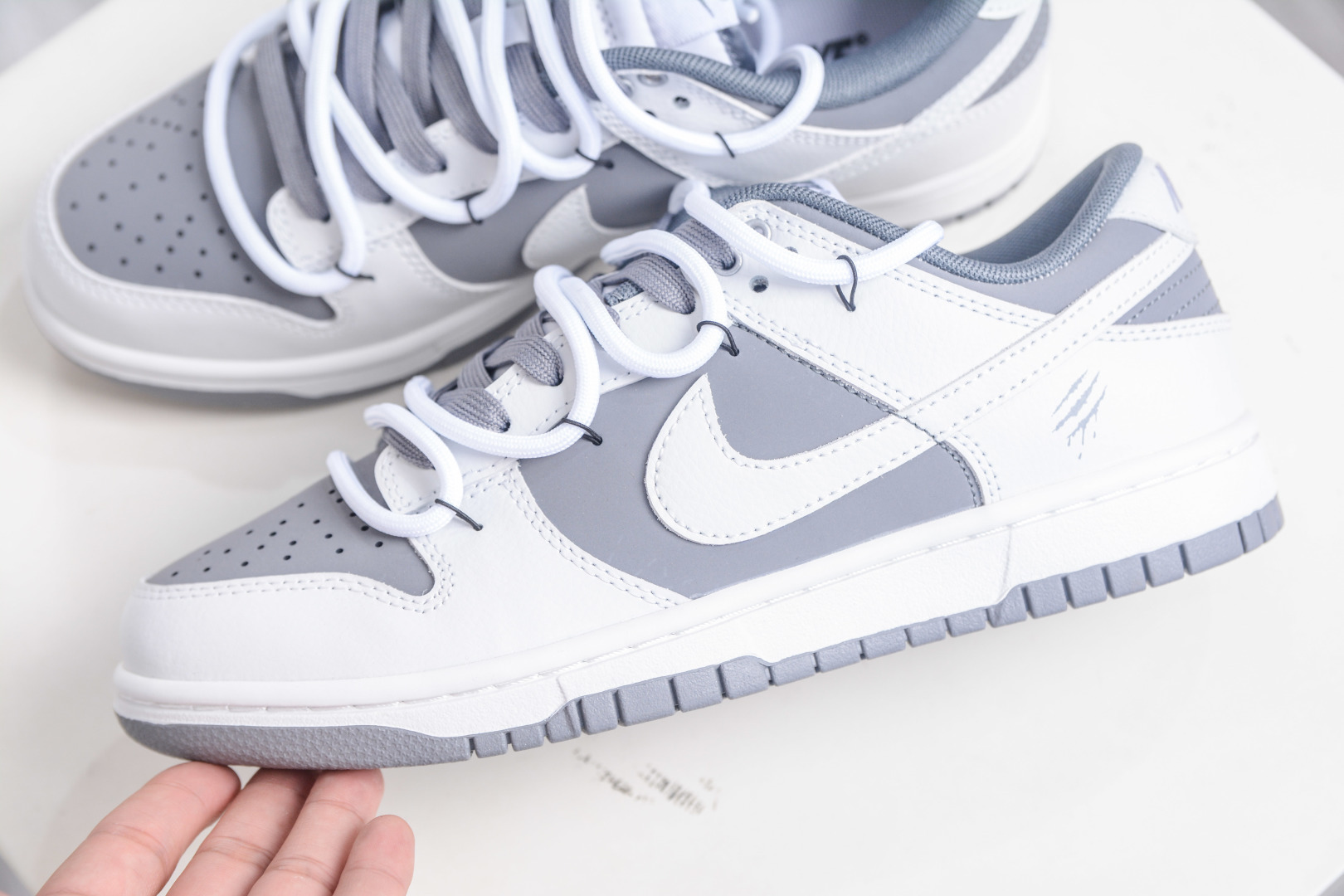 Nike Dunk Low 封狼居胥 白灰 当白与灰化作鞋身主调 WG0528-111 Nike Dunk Low 封狼居胥 白灰 当白与灰化作鞋身主调 WG0528-111