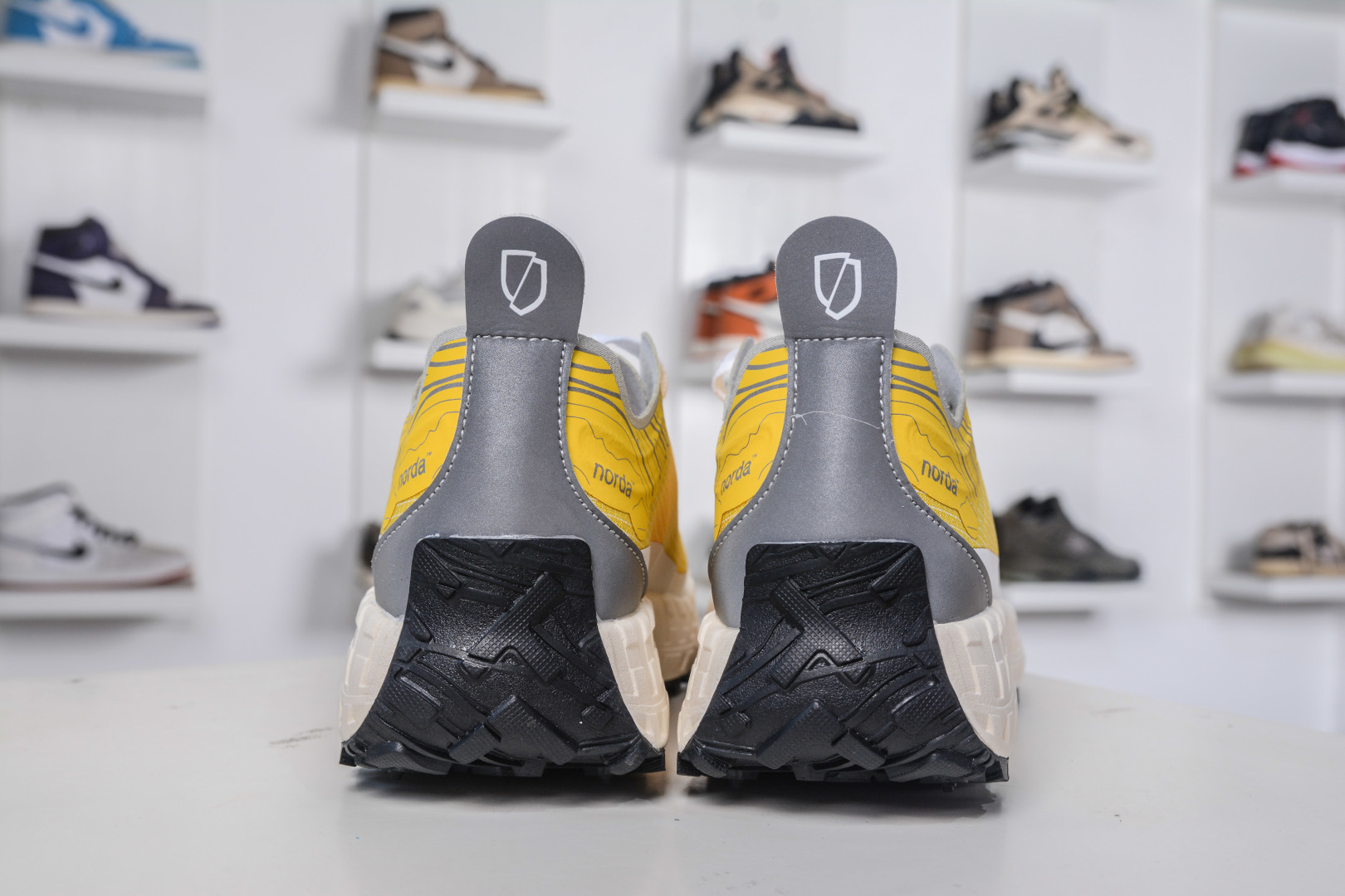 220 NORDA 001 G+ 轻便户外运动舒适防滑耐磨低帮跑步鞋