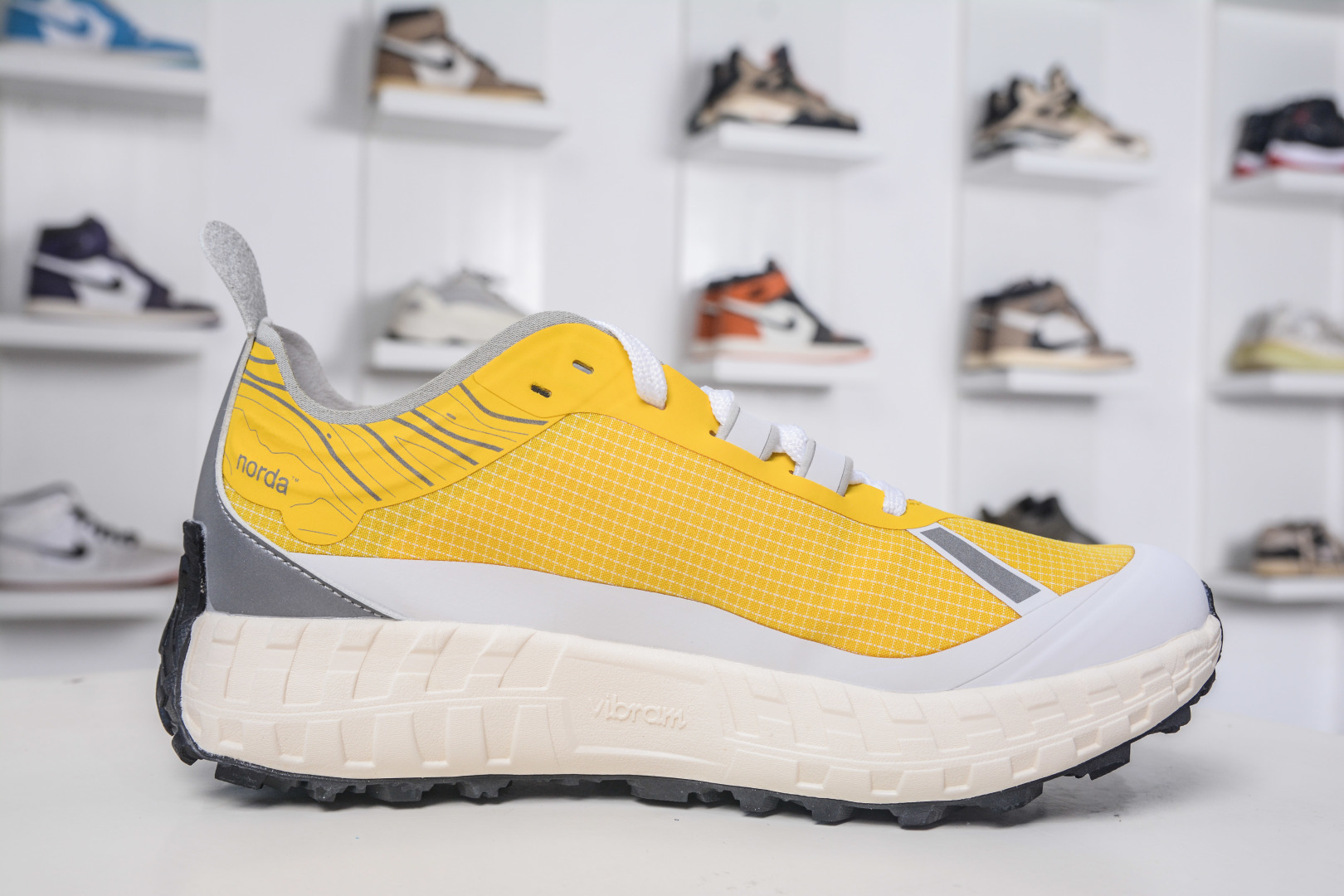 220 NORDA 001 G+ 轻便户外运动舒适防滑耐磨低帮跑步鞋