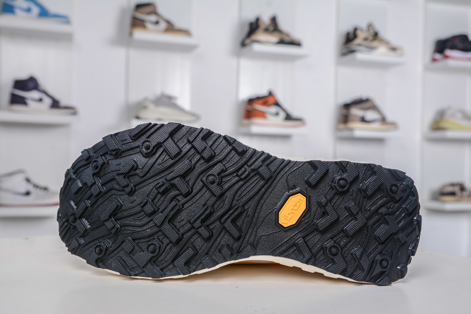 220 NORDA 001 G+ 轻便户外运动舒适防滑耐磨低帮跑步鞋