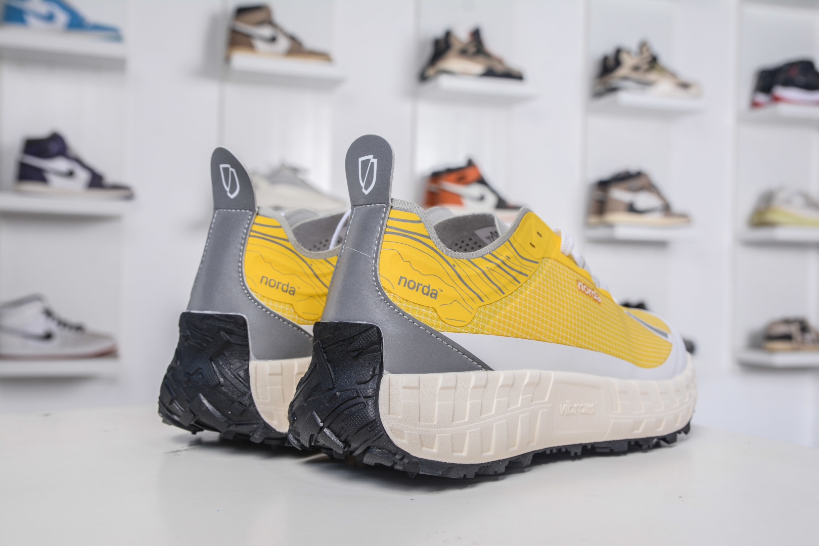 220 NORDA 001 G+ 轻便户外运动舒适防滑耐磨低帮跑步鞋