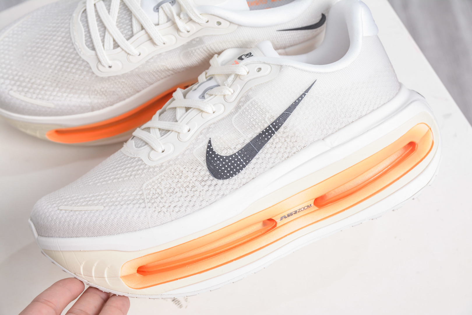 X版 Nike Vomero 19 全掌气垫缓震网面运动跑鞋 HQ2050-100