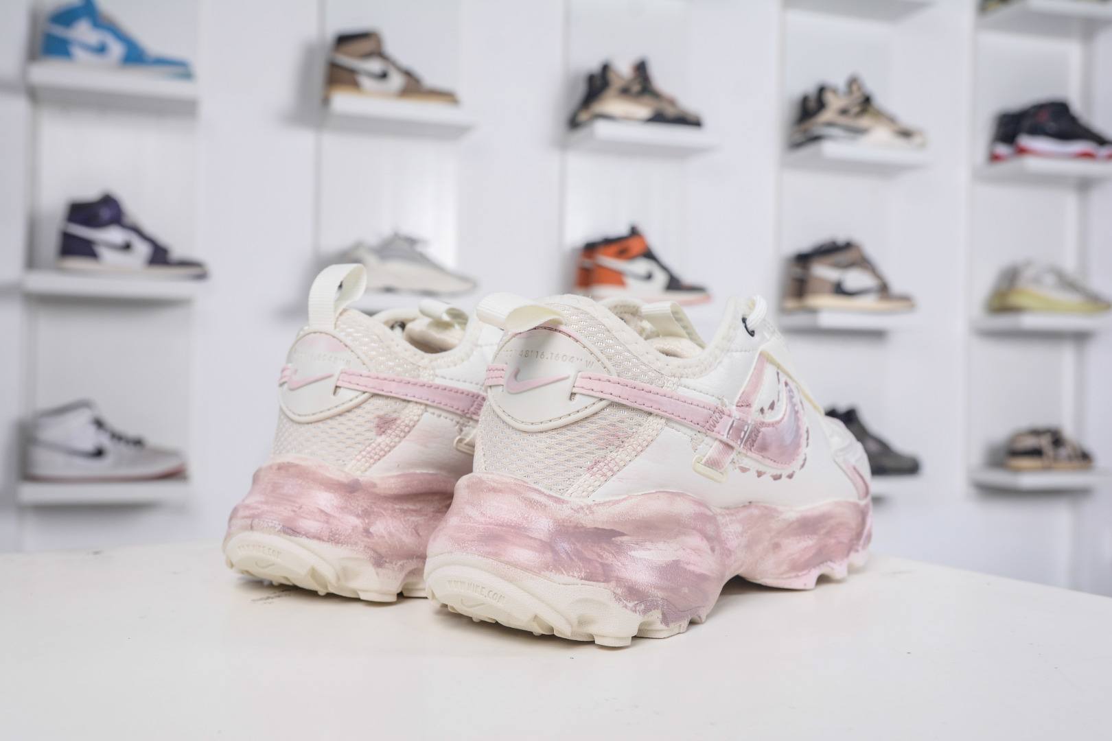 270 NIKE TC 7900 新款老爹鞋 注入非凡时尚气息 塑就高雅外观 耐穿合成材质搭配柔软丝绒 DD9682-100