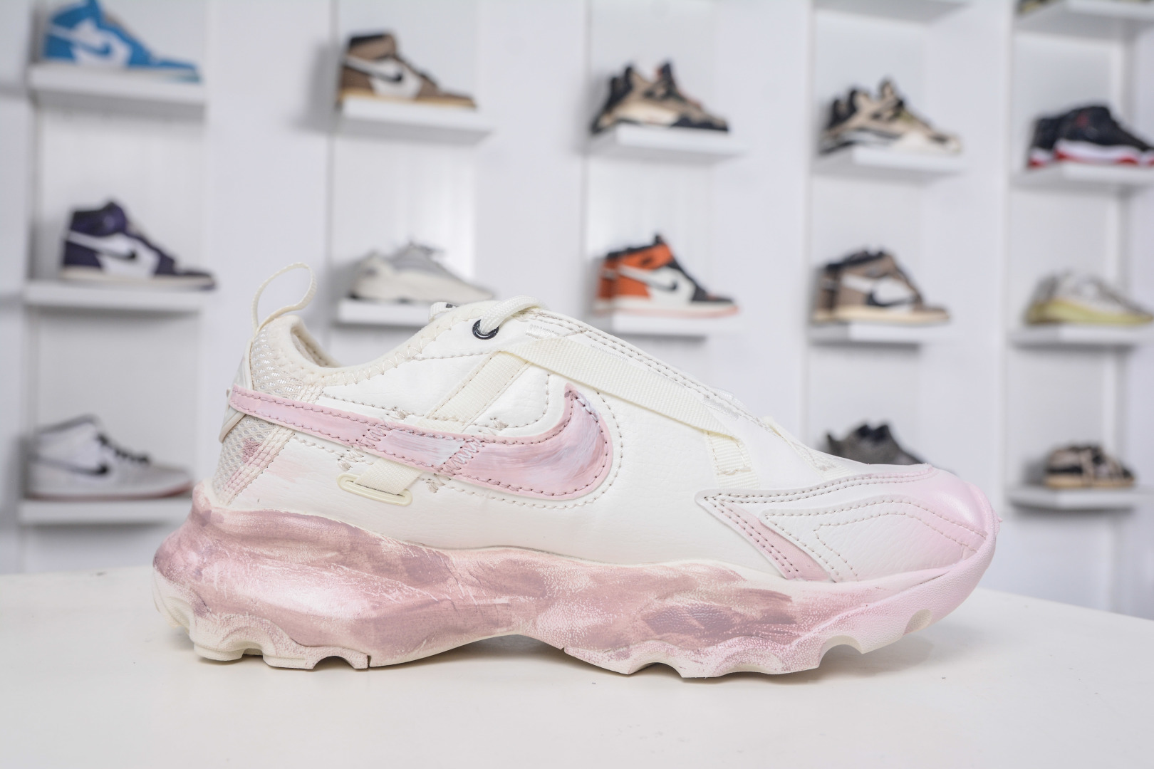 270 NIKE TC 7900 新款老爹鞋 注入非凡时尚气息 塑就高雅外观 耐穿合成材质搭配柔软丝绒 DD9682-100