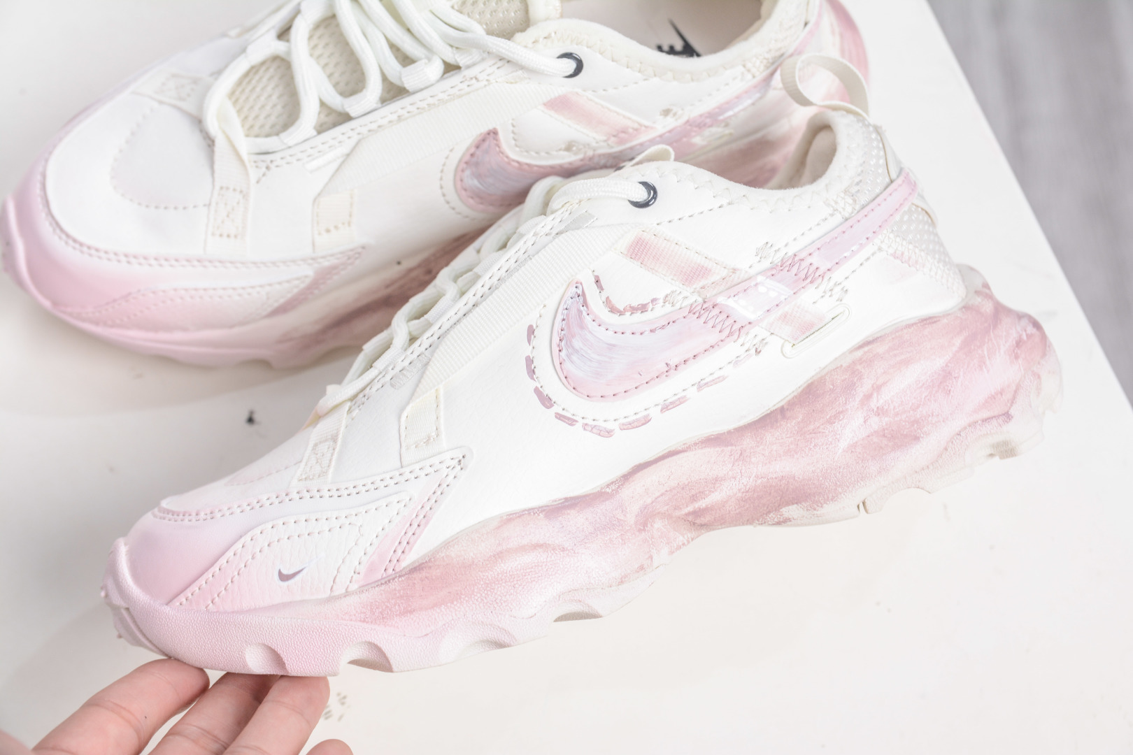 270 NIKE TC 7900 新款老爹鞋 注入非凡时尚气息 塑就高雅外观 耐穿合成材质搭配柔软丝绒 DD9682-100