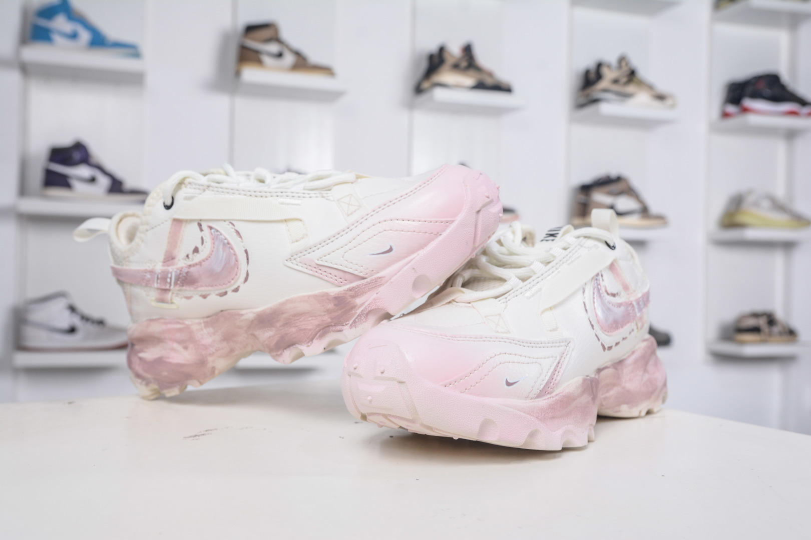 270 NIKE TC 7900 新款老爹鞋 注入非凡时尚气息 塑就高雅外观 耐穿合成材质搭配柔软丝绒 DD9682-100