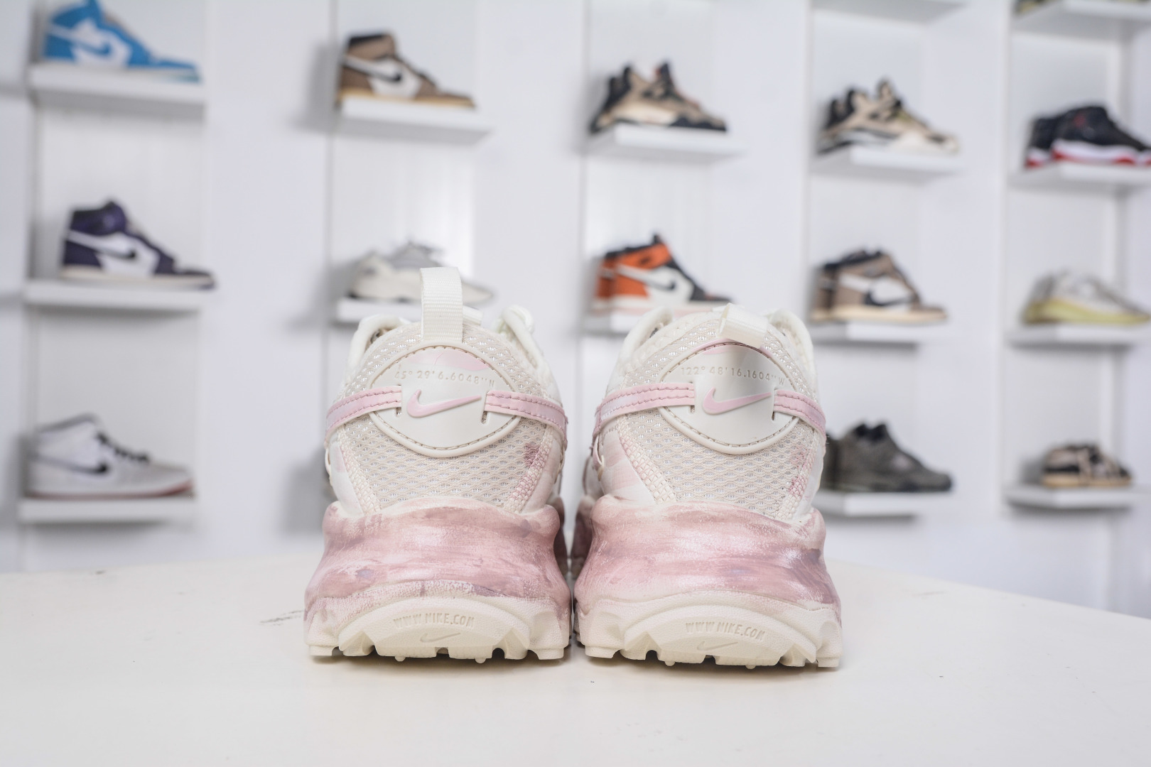 270 NIKE TC 7900 新款老爹鞋 注入非凡时尚气息 塑就高雅外观 耐穿合成材质搭配柔软丝绒 DD9682-100