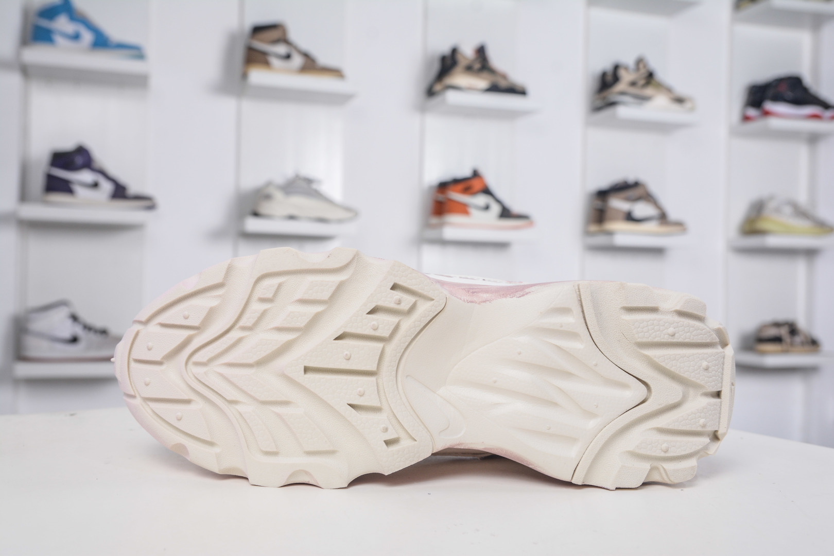 270 NIKE TC 7900 新款老爹鞋 注入非凡时尚气息 塑就高雅外观 耐穿合成材质搭配柔软丝绒 DD9682-100