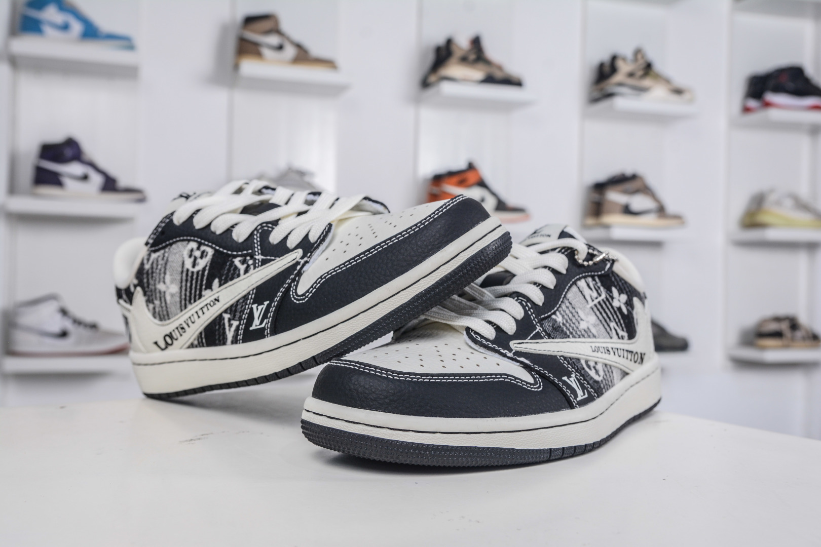 270 TS x Air Jordan x Louis Vuitton AJ1 Low 倒钩低帮LV联名-黑白牛仔 SC0601-052-Chinese UA Cheap High Quatity Brand Clothes Bags handbags Sneakers wholesale wholesaler seller from China Factory suppliers Fashion Clothing Shoes best Quality Beautiful Price 270 TS x Air Jordan x Louis Vuitton AJ1 Low 倒钩低帮LV联名-黑白牛仔 SC0601-052