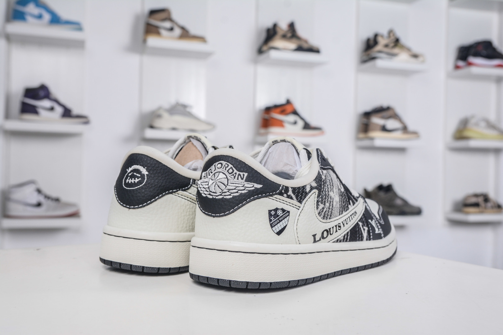 270 TS x Air Jordan x Louis Vuitton AJ1 Low 倒钩低帮LV联名-黑白牛仔 SC0601-052-Chinese UA Cheap High Quatity Brand Clothes Bags handbags Sneakers wholesale wholesaler seller from China Factory suppliers Fashion Clothing Shoes best Quality Beautiful Price 270 TS x Air Jordan x Louis Vuitton AJ1 Low 倒钩低帮LV联名-黑白牛仔 SC0601-052
