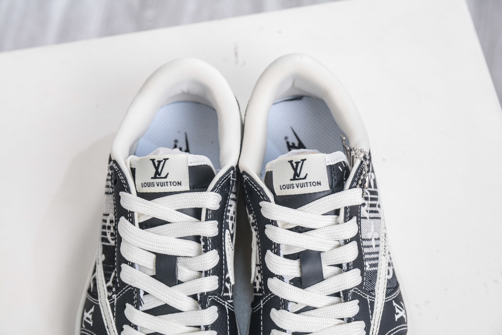 270 TS x Air Jordan x Louis Vuitton AJ1 Low 倒钩低帮LV联名-黑白牛仔 SC0601-052-Chinese UA Cheap High Quatity Brand Clothes Bags handbags Sneakers wholesale wholesaler seller from China Factory suppliers Fashion Clothing Shoes best Quality Beautiful Price 270 TS x Air Jordan x Louis Vuitton AJ1 Low 倒钩低帮LV联名-黑白牛仔 SC0601-052