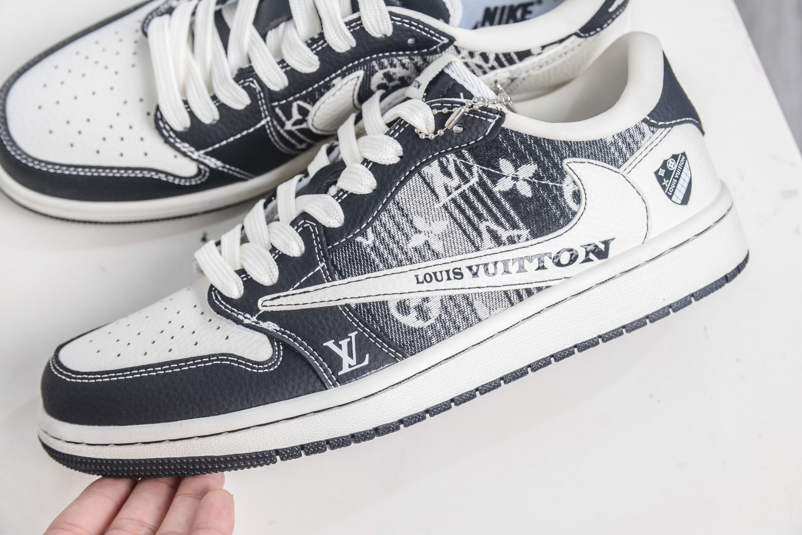 270 TS x Air Jordan x Louis Vuitton AJ1 Low 倒钩低帮LV联名-黑白牛仔 SC0601-052-Chinese UA Cheap High Quatity Brand Clothes Bags handbags Sneakers wholesale wholesaler seller from China Factory suppliers Fashion Clothing Shoes best Quality Beautiful Price 270 TS x Air Jordan x Louis Vuitton AJ1 Low 倒钩低帮LV联名-黑白牛仔 SC0601-052
