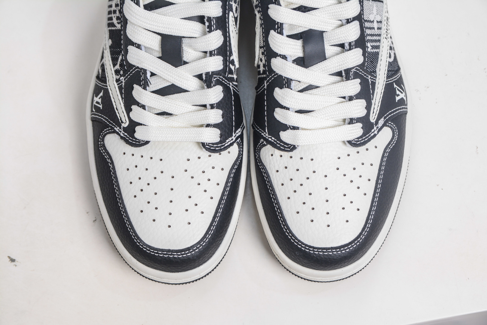 270 TS x Air Jordan x Louis Vuitton AJ1 Low 倒钩低帮LV联名-黑白牛仔 SC0601-052-Chinese UA Cheap High Quatity Brand Clothes Bags handbags Sneakers wholesale wholesaler seller from China Factory suppliers Fashion Clothing Shoes best Quality Beautiful Price 270 TS x Air Jordan x Louis Vuitton AJ1 Low 倒钩低帮LV联名-黑白牛仔 SC0601-052