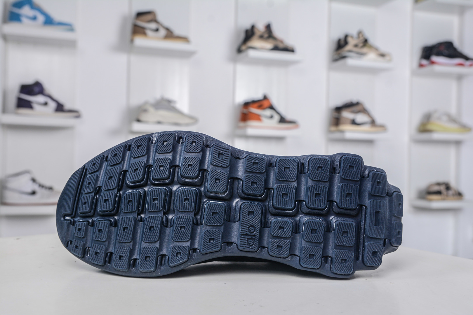 Alo Yoga Runner: Comfortable, Versatile, and Durable Low-Top Running Shoes 5 cmp i1758907992497 5968 0 4