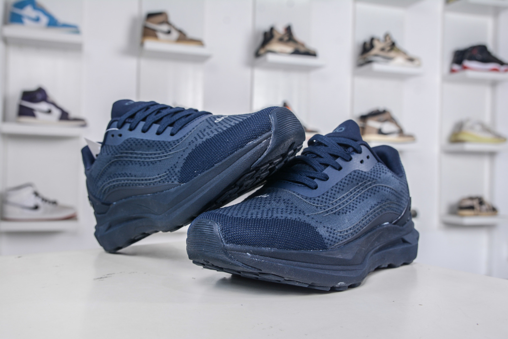 Alo Yoga Runner: Comfortable, Versatile, and Durable Low-Top Running Shoes 4 cmp i1758907993904 81 0 3