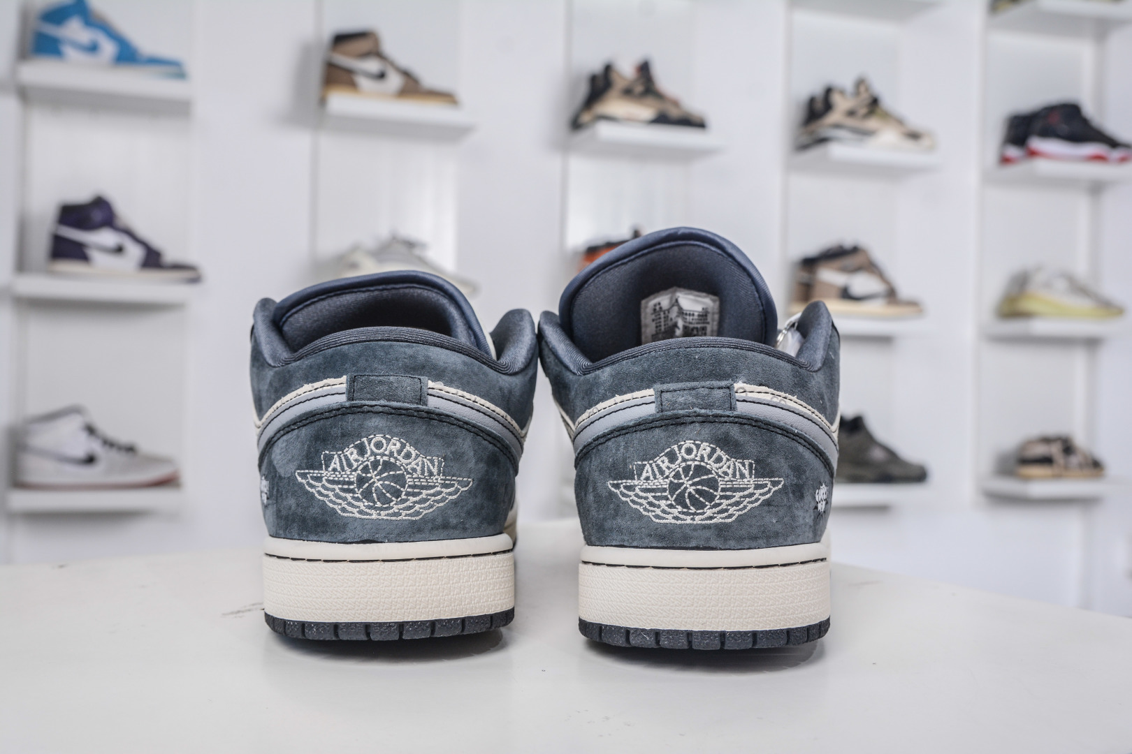 Air Jordan 1 Retro Low x Gucci Custom Sneakers - Stylish and Comfortable 2 cmp i1758908481698 1133 0 1