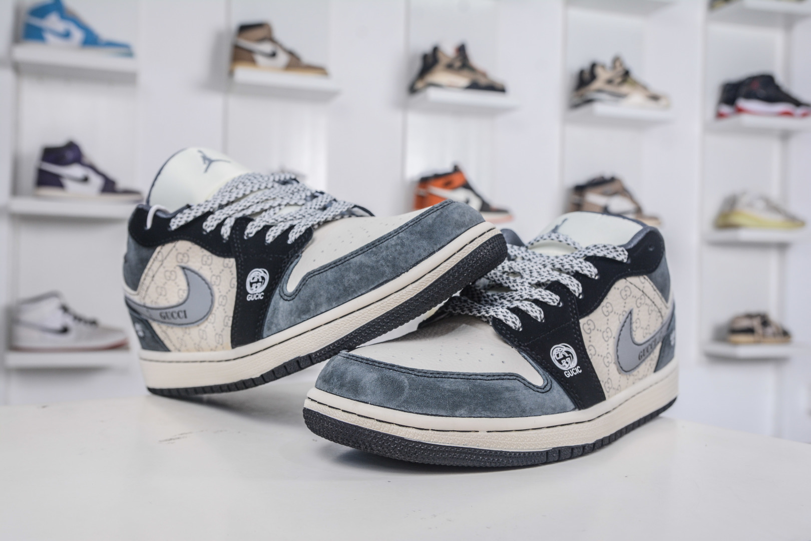 Air Jordan 1 Retro Low x Gucci Custom Sneakers - Stylish and Comfortable 4 cmp i1758908481698 7130 0 3