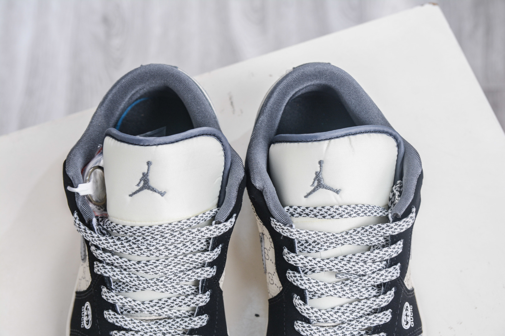 Air Jordan 1 Retro Low x Gucci Custom Sneakers - Stylish and Comfortable 8 cmp i1758908481757 2014 0 7