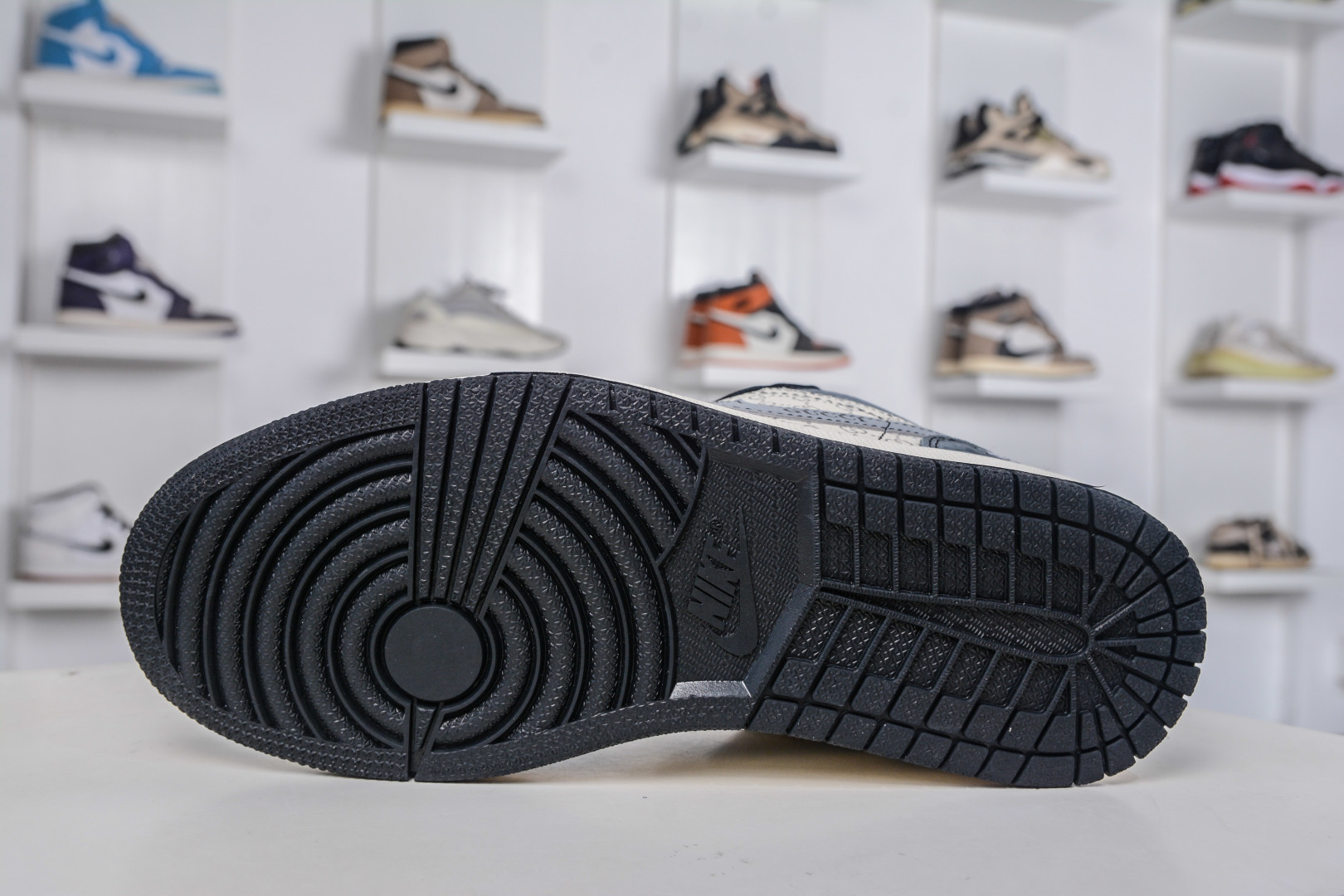 Air Jordan 1 Retro Low x Gucci Custom Sneakers - Stylish and Comfortable 5 cmp i1758908482806 1079 0 4