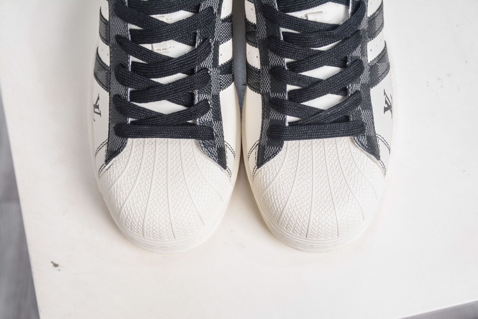 Adidas Originals Superstar x Louis Vuitton White Black Shell Toe Sneakers 10 cmp i1758995762809 6114 0 8