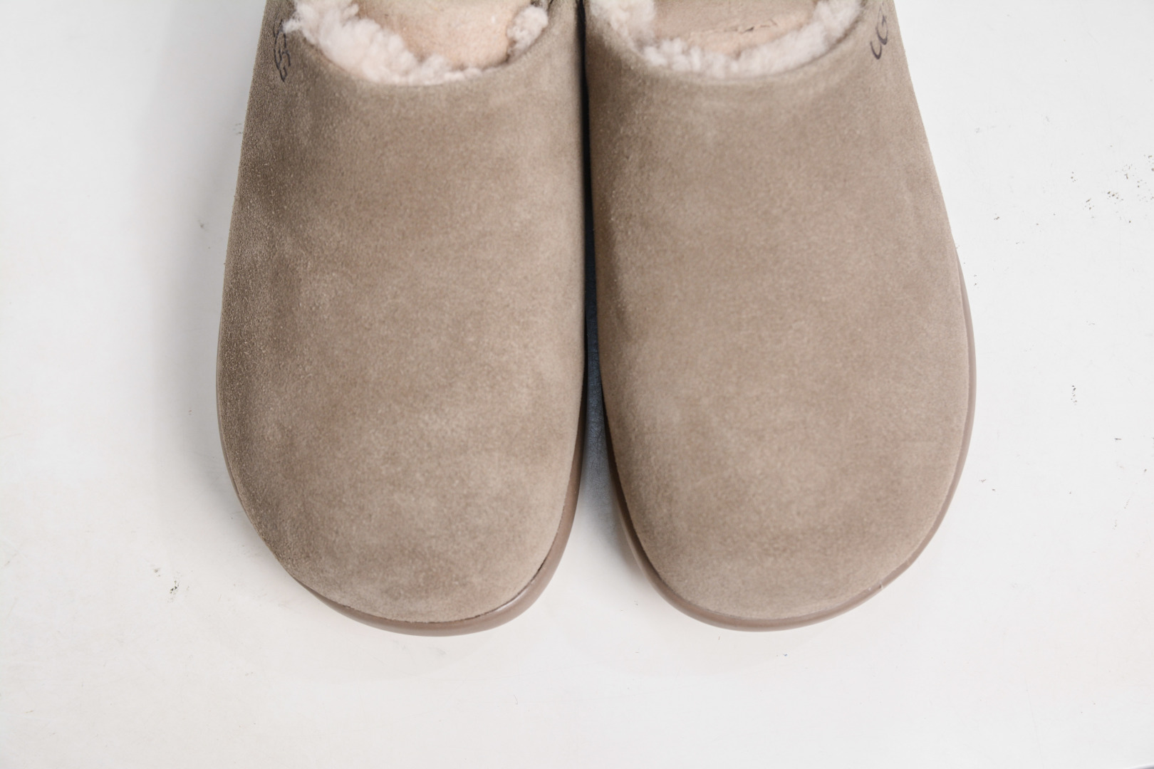 230 UGG DAKOTA 羊皮毛一体高品质 保暖锁热 采用TPU模压定型翻毛皮鞋面材质
