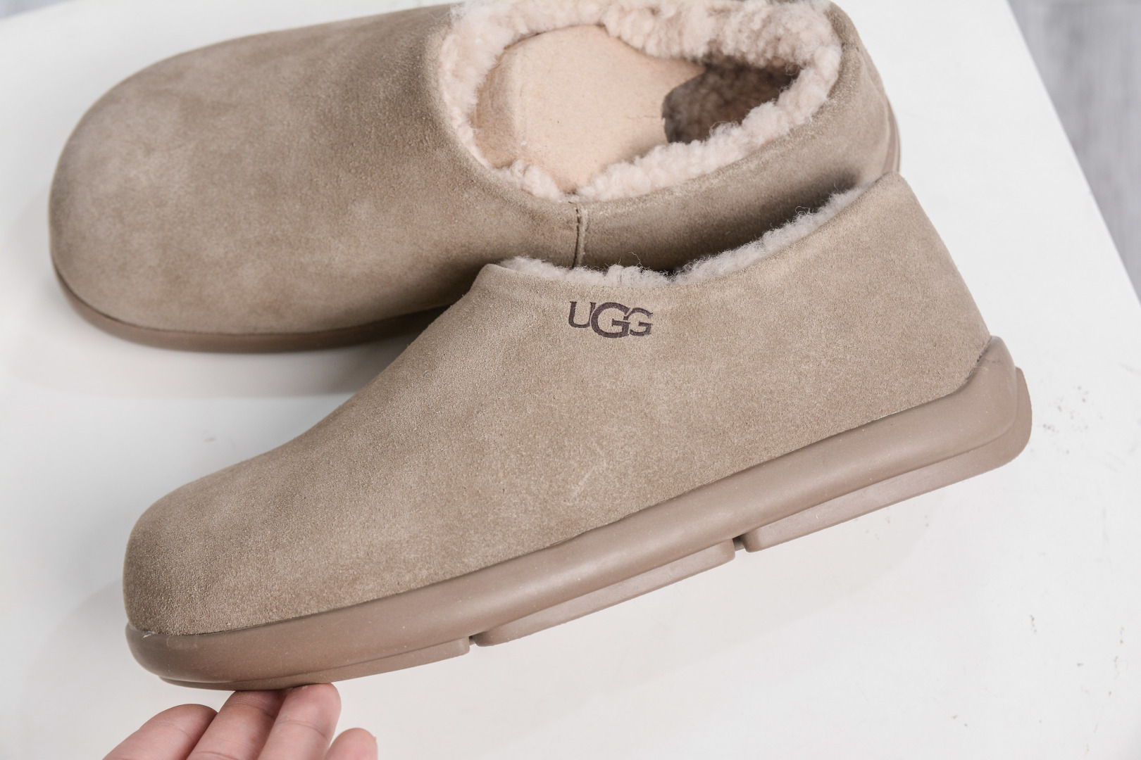230 UGG DAKOTA 羊皮毛一体高品质 保暖锁热 采用TPU模压定型翻毛皮鞋面材质