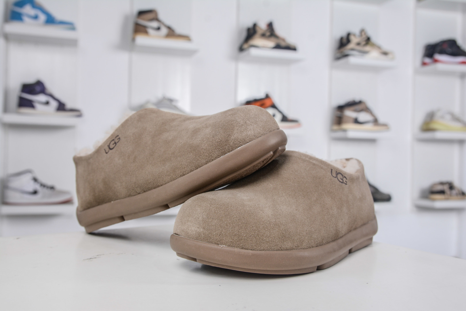230 UGG DAKOTA 羊皮毛一体高品质 保暖锁热 采用TPU模压定型翻毛皮鞋面材质