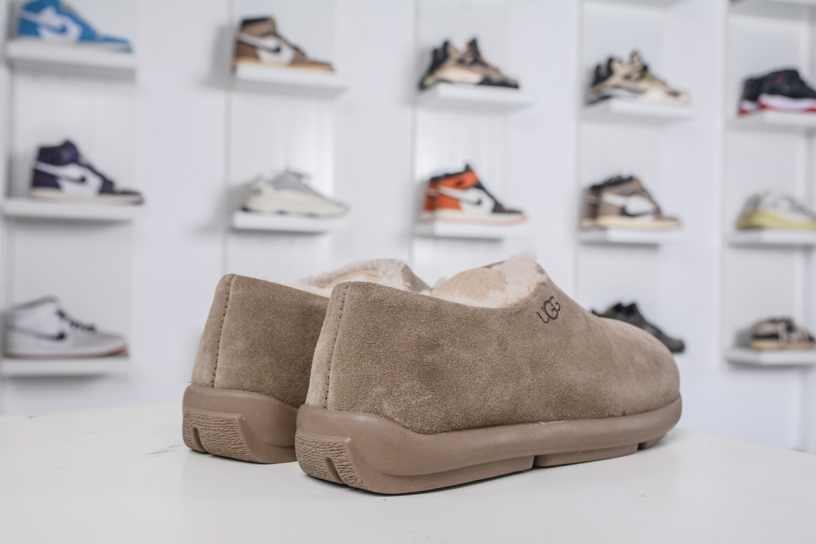 230 UGG DAKOTA 羊皮毛一体高品质 保暖锁热 采用TPU模压定型翻毛皮鞋面材质