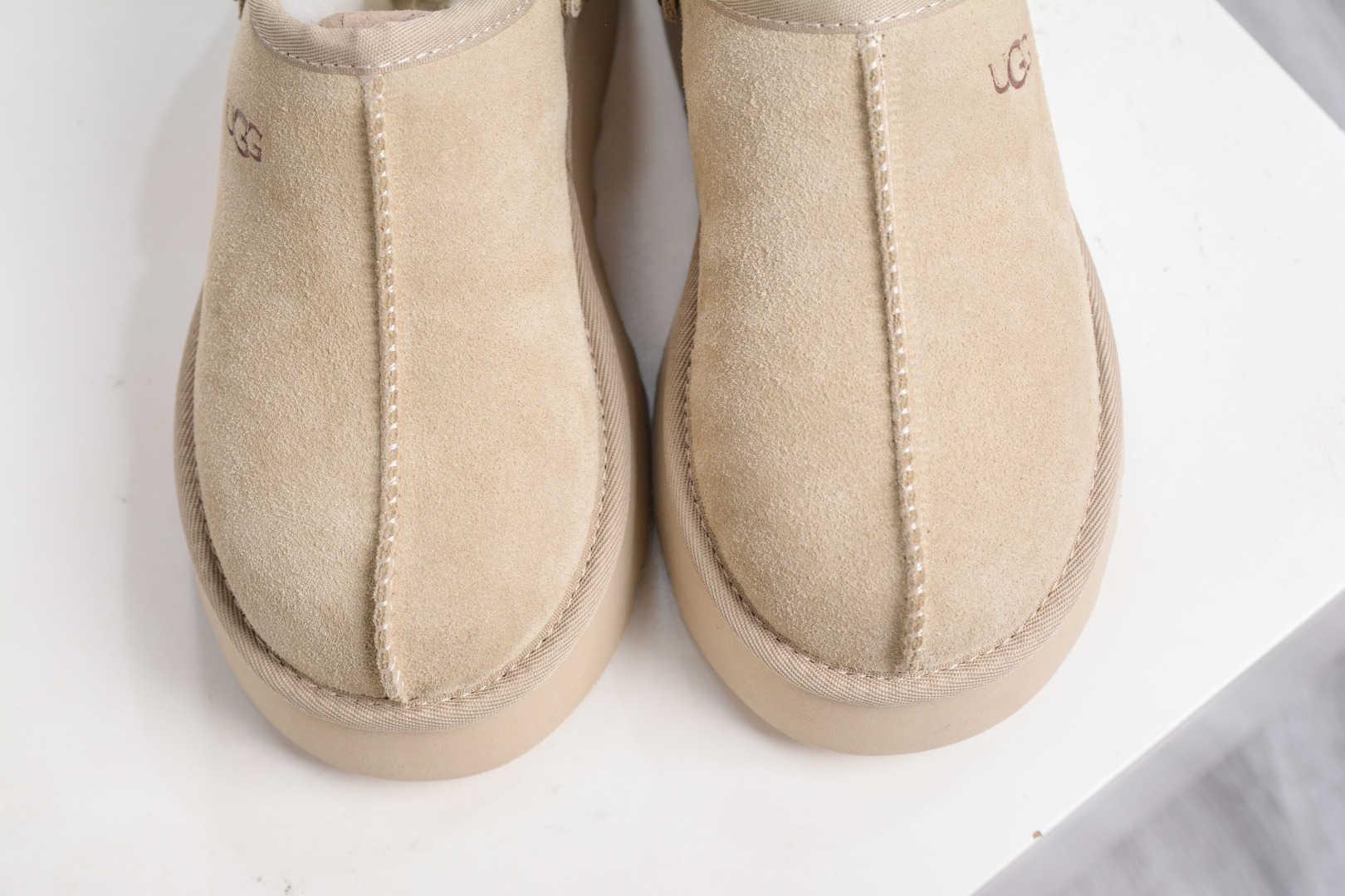 230 UGG 塔茨系列加厚款 穆勒风包头5CM半拖鞋 民族风秋冬雪地靴 1122553-Chinese UA Cheap High Quatity Brand Clothes Bags handbags Sneakers wholesale wholesaler seller from China Factory suppliers Fashion Clothing Shoes best Quality Beautiful Price 230 UGG 塔茨系列加厚款 穆勒风包头5CM半拖鞋 民族风秋冬雪地靴 1122553