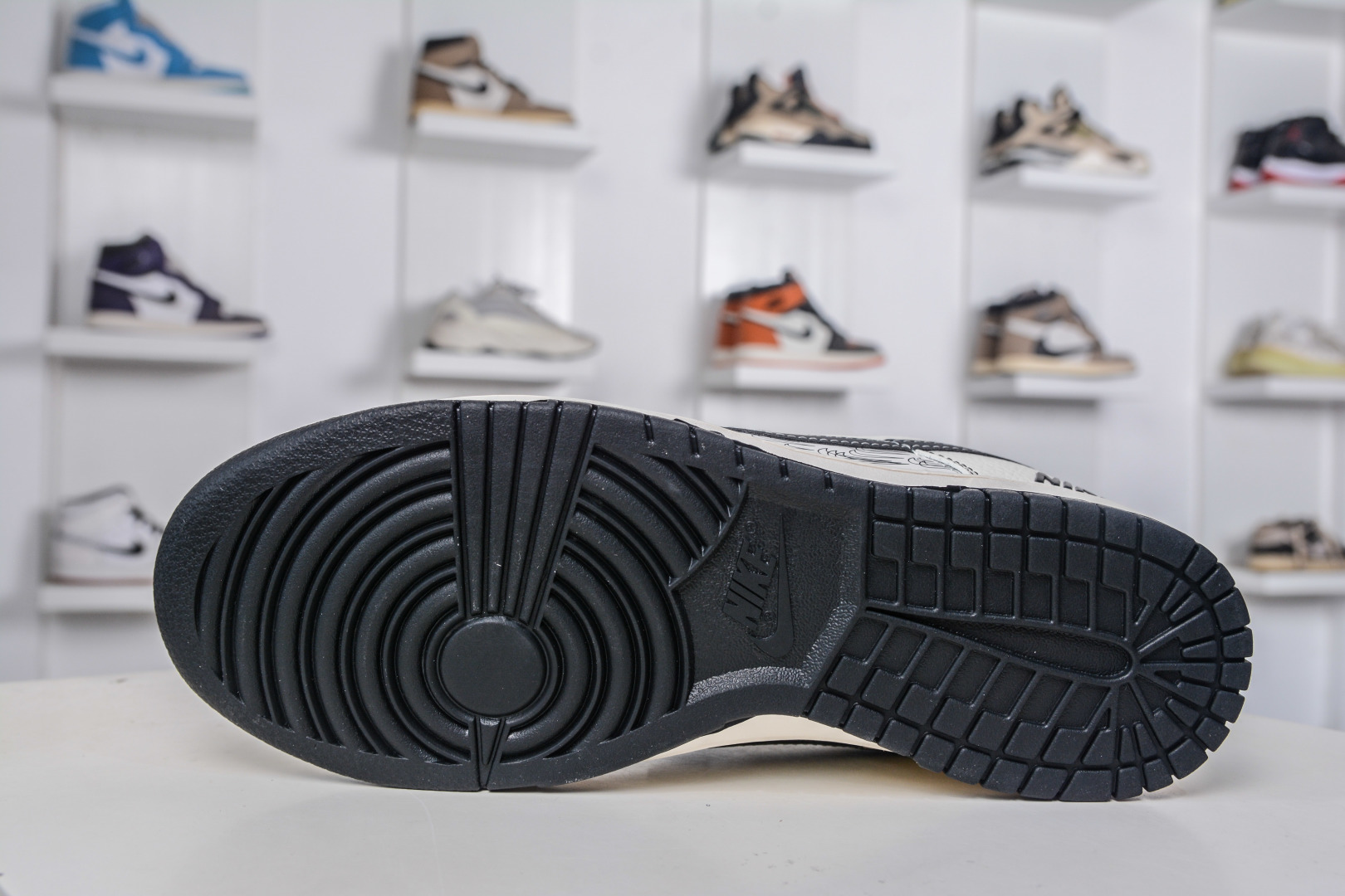 270 Nike SB Dunk Low x NIKE 耐克联名-米黑多小勾 HH7518-094