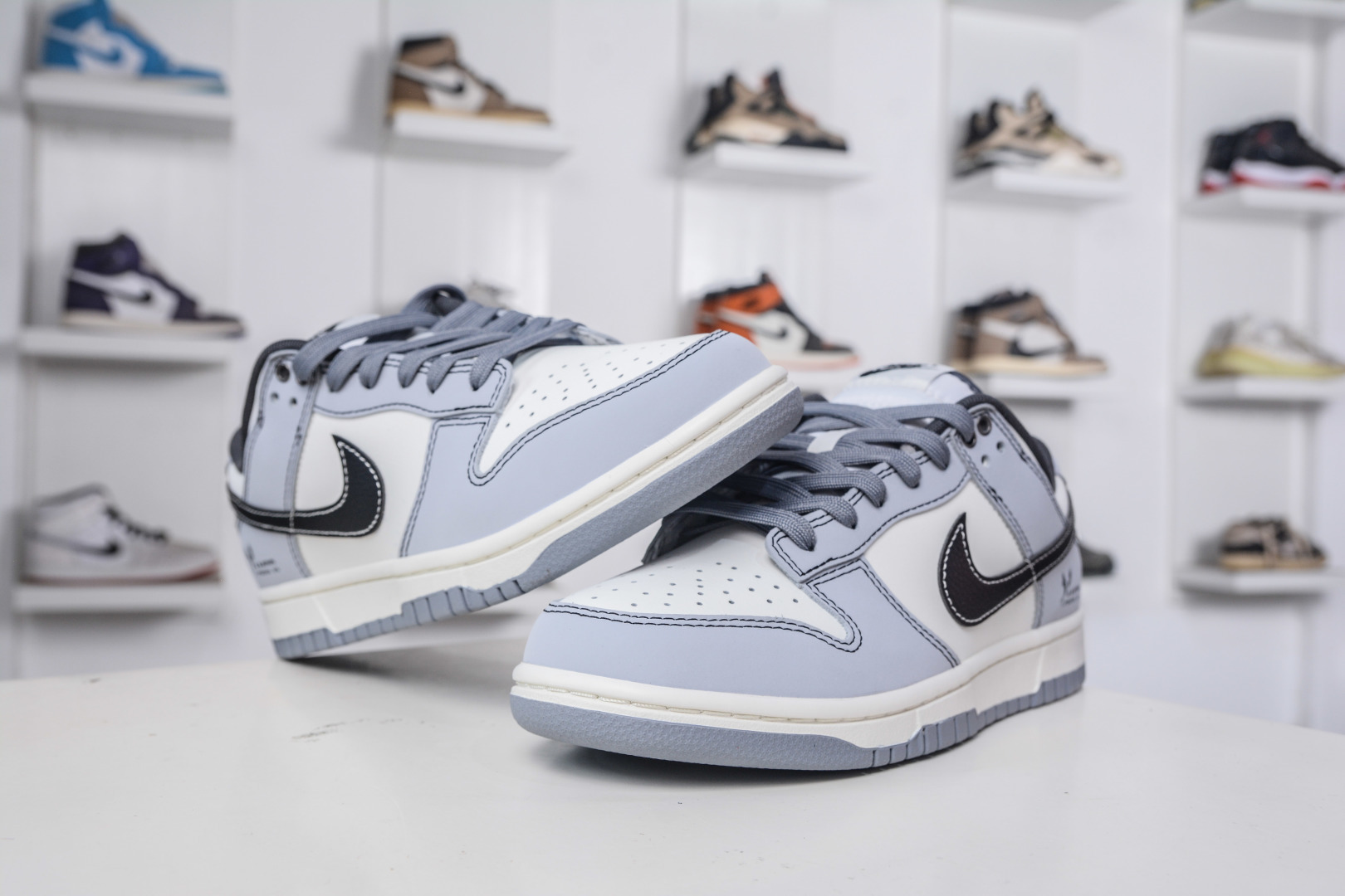 270 Nike Dunk Low 星霾 此款整体轮廓秉承Dunk经典血脉，以米白鞋面模拟破晓时分的洁净天光，高级灰调复刻坠入晨雾的星痕，仿佛将黎明前未散尽的雾气与夜空的深邃蓝调混合，呈现出高级而静谧的质感，黑色Swoosh采用质感荔枝纹路勾勒，如一道划过天际的流星轨迹，于纯净白昼，捕获星尘余烬。 BB0528 109 Size：40 40.5 41 42 42.5 43 44 44.5 45 46
