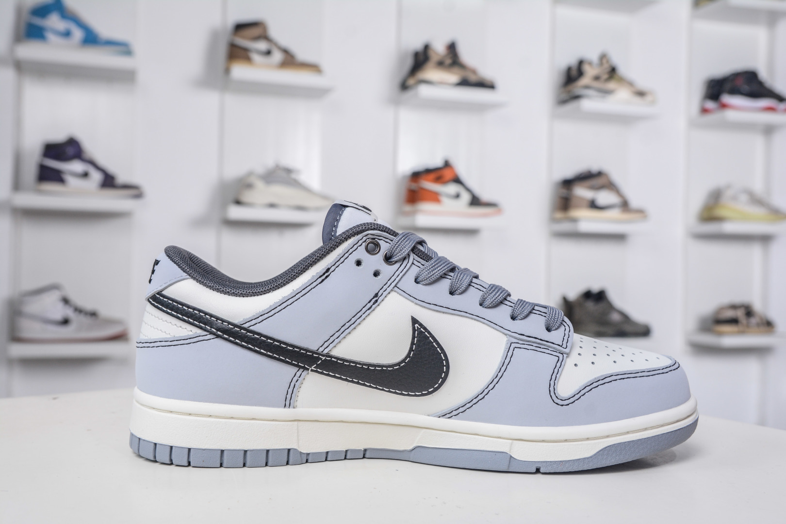 270 Nike Dunk Low 星霾 此款整体轮廓秉承Dunk经典血脉，以米白鞋面模拟破晓时分的洁净天光，高级灰调复刻坠入晨雾的星痕，仿佛将黎明前未散尽的雾气与夜空的深邃蓝调混合，呈现出高级而静谧的质感，黑色Swoosh采用质感荔枝纹路勾勒，如一道划过天际的流星轨迹，于纯净白昼，捕获星尘余烬。 BB0528 109 Size：40 40.5 41 42 42.5 43 44 44.5 45 46