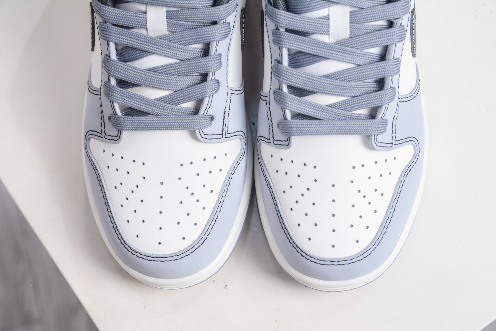 270 Nike Dunk Low 星霾 此款整体轮廓秉承Dunk经典血脉，以米白鞋面模拟破晓时分的洁净天光，高级灰调复刻坠入晨雾的星痕，仿佛将黎明前未散尽的雾气与夜空的深邃蓝调混合，呈现出高级而静谧的质感，黑色Swoosh采用质感荔枝纹路勾勒，如一道划过天际的流星轨迹，于纯净白昼，捕获星尘余烬。 BB0528 109 Size：40 40.5 41 42 42.5 43 44 44.5 45 46