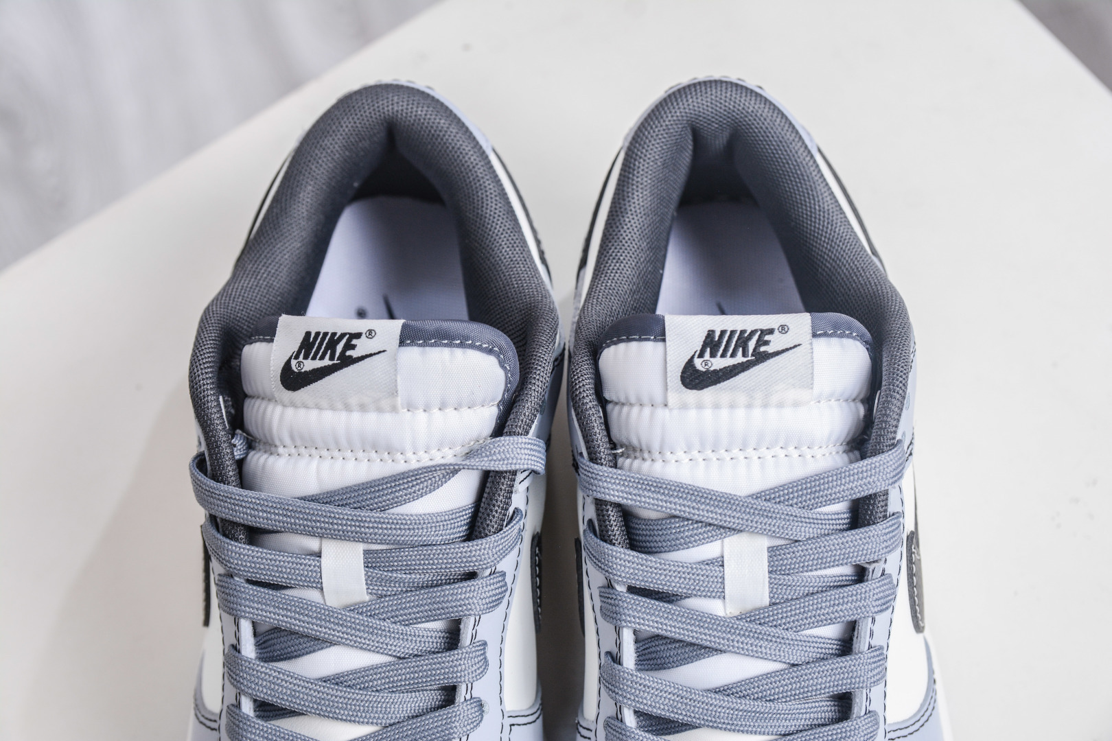 270 Nike Dunk Low 星霾 此款整体轮廓秉承Dunk经典血脉，以米白鞋面模拟破晓时分的洁净天光，高级灰调复刻坠入晨雾的星痕，仿佛将黎明前未散尽的雾气与夜空的深邃蓝调混合，呈现出高级而静谧的质感，黑色Swoosh采用质感荔枝纹路勾勒，如一道划过天际的流星轨迹，于纯净白昼，捕获星尘余烬。 BB0528 109 Size：40 40.5 41 42 42.5 43 44 44.5 45 46