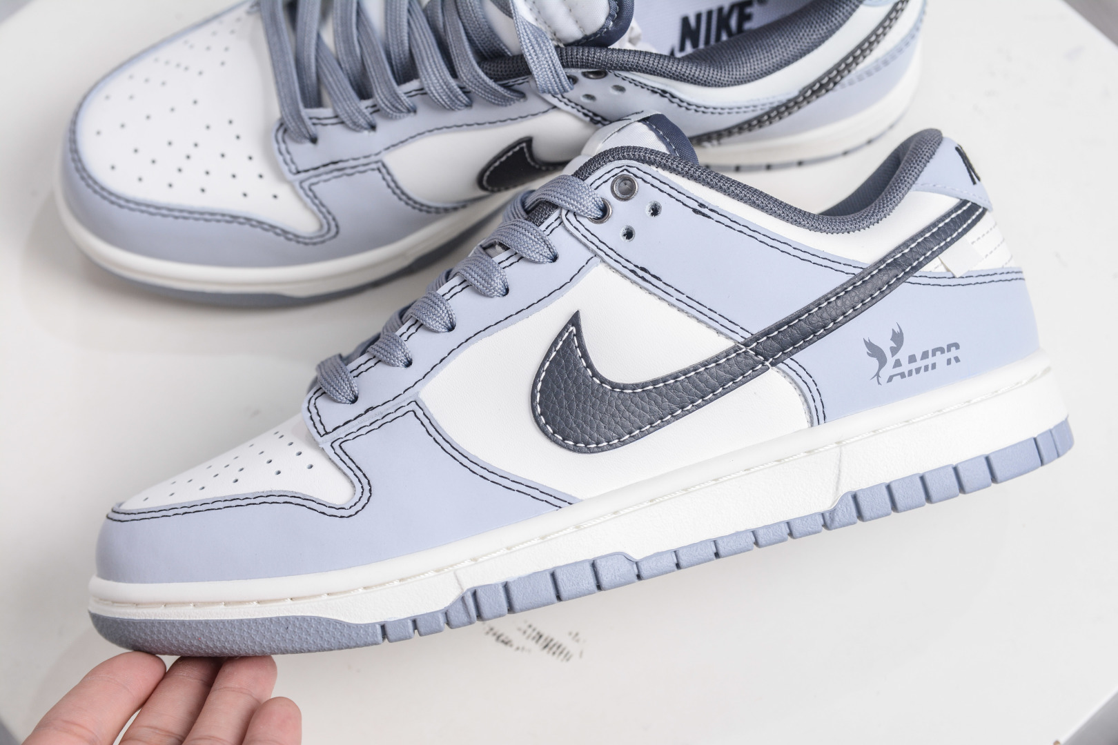 270 Nike Dunk Low 星霾 此款整体轮廓秉承Dunk经典血脉，以米白鞋面模拟破晓时分的洁净天光，高级灰调复刻坠入晨雾的星痕，仿佛将黎明前未散尽的雾气与夜空的深邃蓝调混合，呈现出高级而静谧的质感，黑色Swoosh采用质感荔枝纹路勾勒，如一道划过天际的流星轨迹，于纯净白昼，捕获星尘余烬。 BB0528 109 Size：40 40.5 41 42 42.5 43 44 44.5 45 46