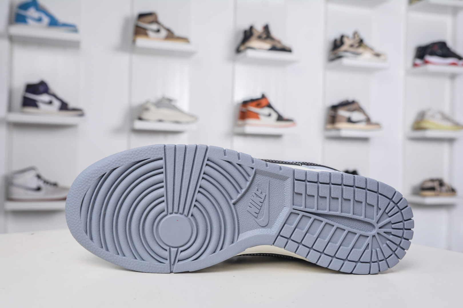 270 Nike Dunk Low 星霾 此款整体轮廓秉承Dunk经典血脉，以米白鞋面模拟破晓时分的洁净天光，高级灰调复刻坠入晨雾的星痕，仿佛将黎明前未散尽的雾气与夜空的深邃蓝调混合，呈现出高级而静谧的质感，黑色Swoosh采用质感荔枝纹路勾勒，如一道划过天际的流星轨迹，于纯净白昼，捕获星尘余烬。 BB0528 109 Size：40 40.5 41 42 42.5 43 44 44.5 45 46