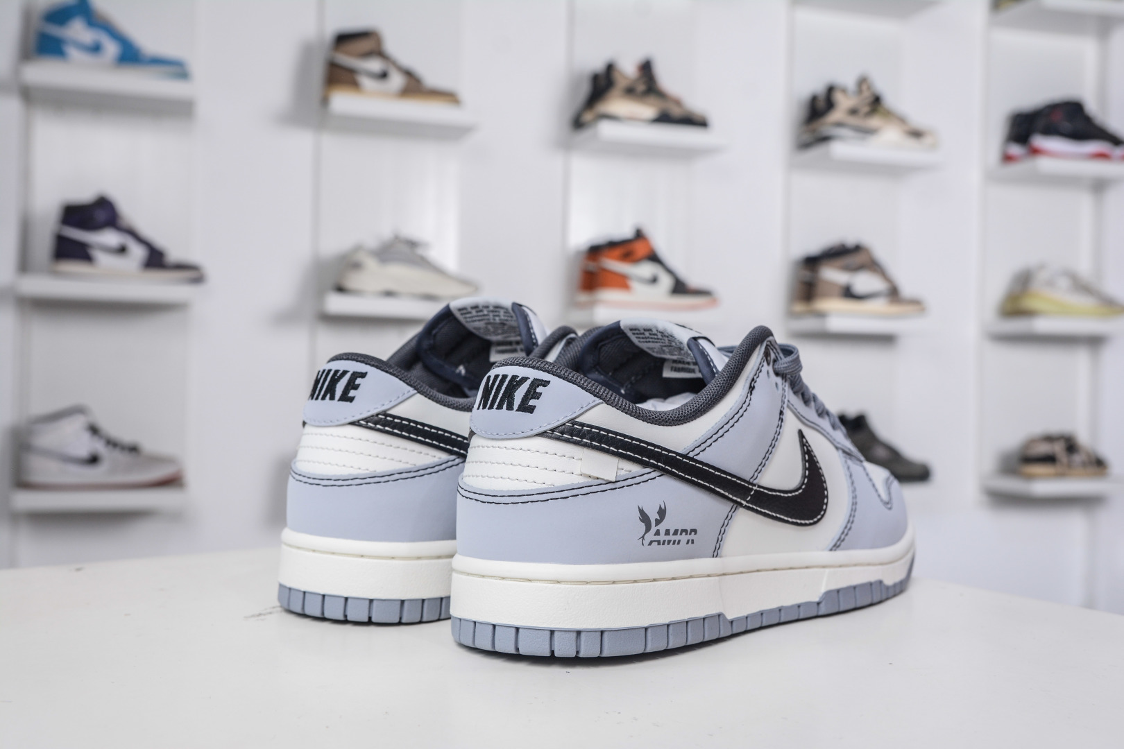 270 Nike Dunk Low 星霾 此款整体轮廓秉承Dunk经典血脉，以米白鞋面模拟破晓时分的洁净天光，高级灰调复刻坠入晨雾的星痕，仿佛将黎明前未散尽的雾气与夜空的深邃蓝调混合，呈现出高级而静谧的质感，黑色Swoosh采用质感荔枝纹路勾勒，如一道划过天际的流星轨迹，于纯净白昼，捕获星尘余烬。 BB0528 109 Size：40 40.5 41 42 42.5 43 44 44.5 45 46