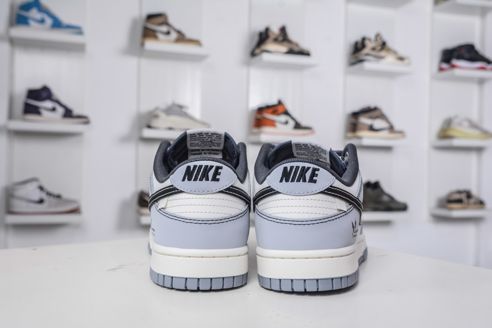 270 Nike Dunk Low 星霾 此款整体轮廓秉承Dunk经典血脉，以米白鞋面模拟破晓时分的洁净天光，高级灰调复刻坠入晨雾的星痕，仿佛将黎明前未散尽的雾气与夜空的深邃蓝调混合，呈现出高级而静谧的质感，黑色Swoosh采用质感荔枝纹路勾勒，如一道划过天际的流星轨迹，于纯净白昼，捕获星尘余烬。 BB0528 109 Size：40 40.5 41 42 42.5 43 44 44.5 45 46