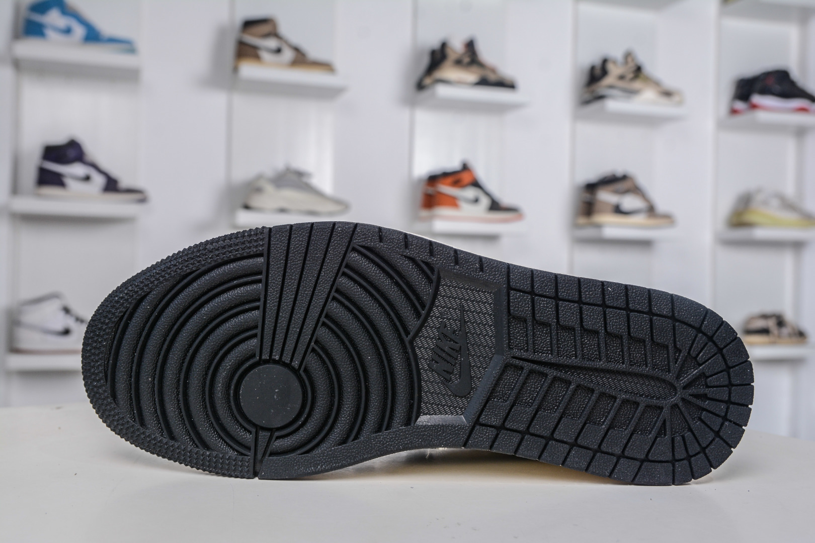 270 TS x Air Jordan x Louis Vuitton AJ1 Low 倒钩低帮LV联名-白黑红尾 ZH2598-162