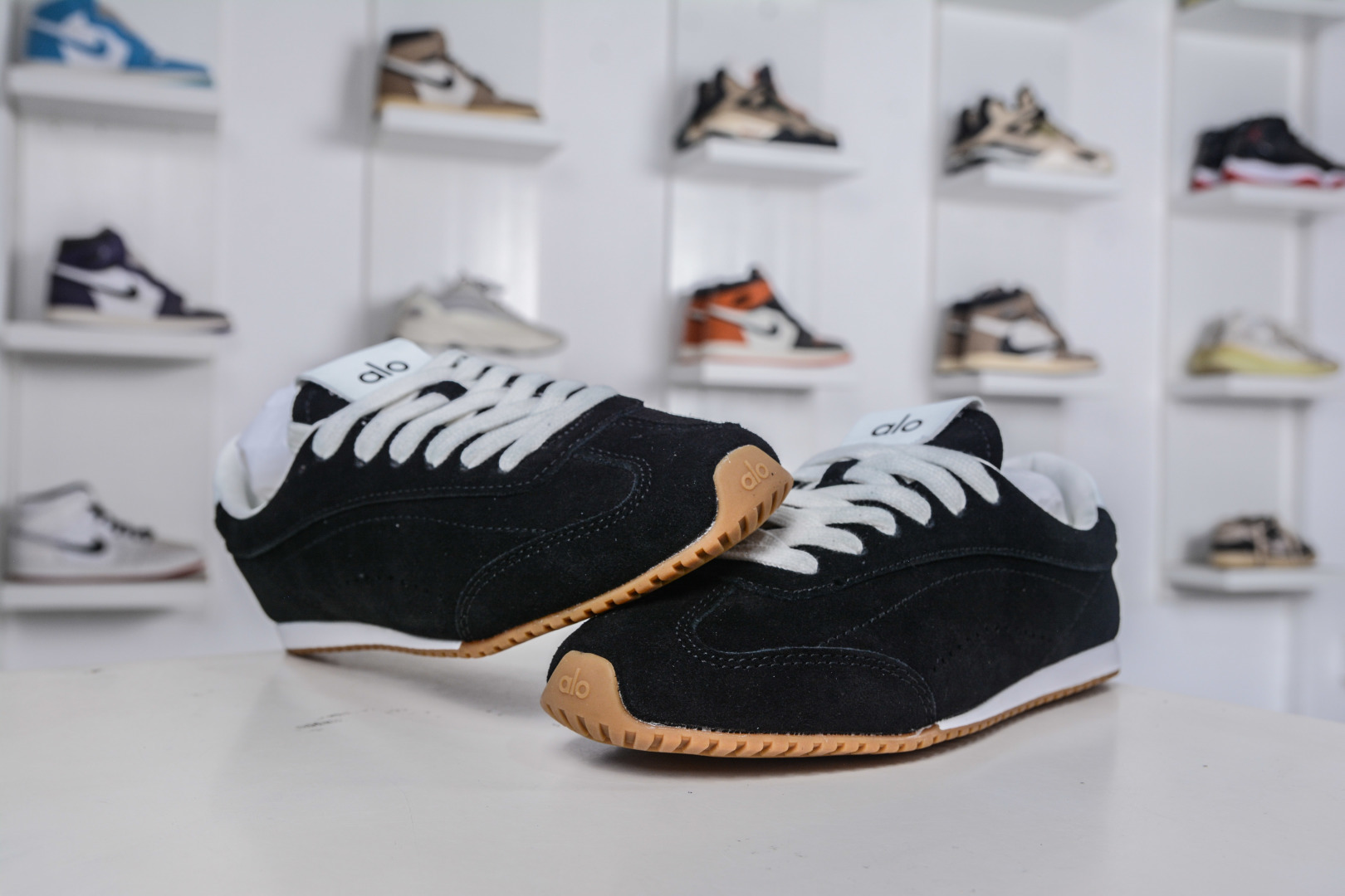 210 Alo yoga Sunset Seaker 黑色 休闲城市通勤复古薄底德迅鞋